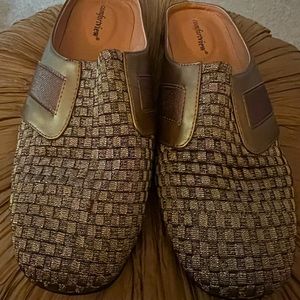 Women’s 10 Wide Width Metallic Bronze Color Mules